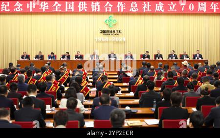 (241128) -- BEIJING, 28 novembre 2024 (Xinhua) -- Une réunion est organisée pour marquer le 70e anniversaire de fondation de la Fédération chinoise des coopératives d'approvisionnement et de commercialisation à Beijing, capitale de la Chine, le 28 novembre 2024. La réunion a transmis une instruction du président chinois Xi Jinping, également secrétaire général du Comité central du Parti communiste chinois (PCC) et président de la Commission militaire centrale. Le premier ministre chinois Li Qiang, également membre du Comité permanent du Bureau politique du Comité central du PCC, a donné une instruction concernant les coopératives d'approvisionnement et de commercialisation. Chine Banque D'Images