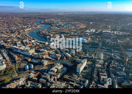 Vue aérienne à couper le souffle de Newcastle upon Tyne avec la rivière Tyne, des ponts emblématiques et une architecture moderne, mettant en valeur le mélange vibrant de cul Banque D'Images