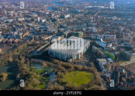 Vue aérienne du stade James' Park à Newcastle, entouré de parcs luxuriants, d'architecture urbaine et de la rivière Tyne Banque D'Images