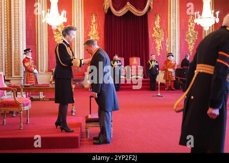 Le très honorable Sir Liam Fox, de Tickenham, député de North Somerset, ancien secrétaire d'État au commerce international et secrétaire d'État à la Défense, est nommé chevalier Bachelor par la Princesse Royale au palais de Buckingham. Cet honneur reconnaît le service politique et public. Date de la photo : jeudi 28 novembre 2024. Banque D'Images