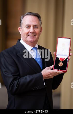 Le très honorable Sir Liam Fox après avoir été fait chevalier Bachelor lors d'une cérémonie d'investiture au palais de Buckingham. Date de la photo : jeudi 28 novembre 2024. Banque D'Images