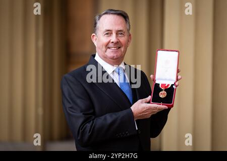 Le très honorable Sir Liam Fox après avoir été fait chevalier Bachelor lors d'une cérémonie d'investiture au palais de Buckingham. Date de la photo : jeudi 28 novembre 2024. Banque D'Images