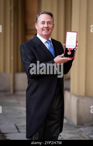 Le très honorable Sir Liam Fox après avoir été fait chevalier Bachelor lors d'une cérémonie d'investiture au palais de Buckingham. Date de la photo : jeudi 28 novembre 2024. Banque D'Images