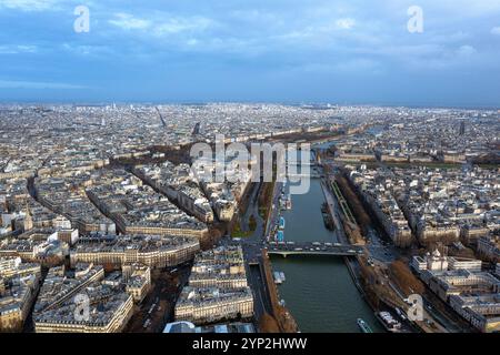 Vue aérienne à couper le souffle sur Paris, mettant en évidence la Seine serpentant à travers la ville, les ponts emblématiques et la symétrie architecturale époustouflante sous un Banque D'Images