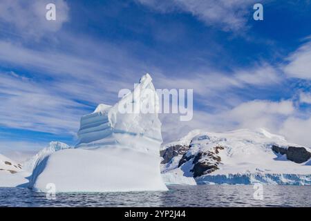 Iceberg dans le chenal Lemaire sur le côté ouest de la péninsule Antarctique pendant les mois d'été, Océan Austral, régions polaires Banque D'Images