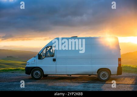 Camping-car garé sur le bord de la route sur un paysage toscan vert au coucher du soleil, Toscane, Italie, Europe Banque D'Images