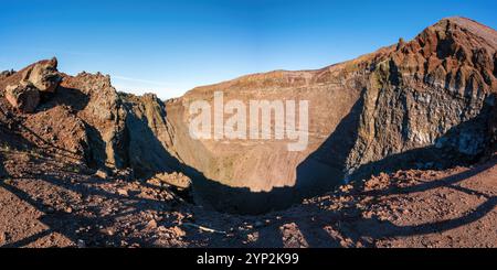 Cratère du volcan du Vésuve et paysage de roches rouges, près de Naples, Campanie, Italie, Europe Banque D'Images