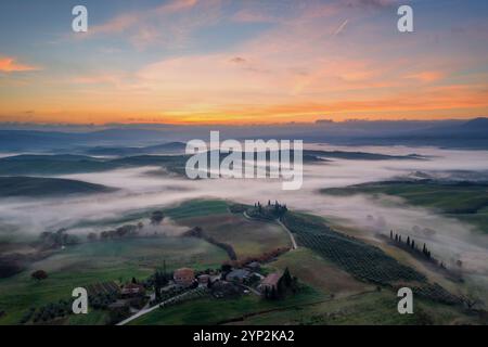 Val d'Orcia, site du patrimoine mondial de l'UNESCO, paysage drone vue aérienne avec brouillard au lever du soleil, Toscane, Italie, Europe Banque D'Images