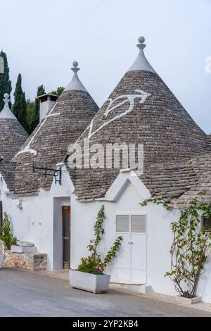 Alberobello Iconic vieux Trullo et Trulli maisons blanches avec des plafonds en pierre de forme conique, site du patrimoine mondial de l'UNESCO, Alberobello, Pouilles, Italie, UE Banque D'Images