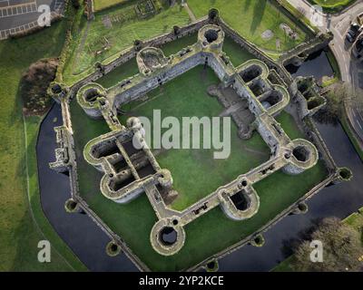Vue aérienne du château de Beaumaris, site du patrimoine mondial de l'UNESCO, Beaumaris, île d'Anglesey, pays de Galles du Nord, Royaume-Uni, Europe Banque D'Images