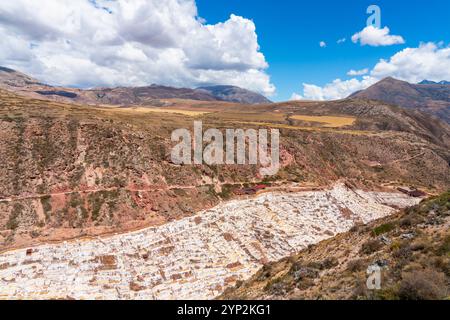 Terrasses de maras salées, Salinas de Maras, région de Cuzco, Pérou, Amérique du Sud Banque D'Images