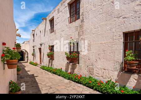 Section blanche du cloître et monastère de Santa Catalina de Siena, site du patrimoine mondial de l'UNESCO, Arequipa, Pérou, Amérique du Sud Banque D'Images