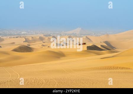 Buggies dunaires sur les dunes de sable dans le désert, Huacachina, district d'ICA, province d'ICA, région d'ICA, Pérou, Amérique du Sud Banque D'Images