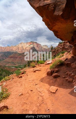 Rocher surplombant le sentier Watchman, parc national de Zion, Utah, États-Unis d'Amérique, Amérique du Nord Banque D'Images