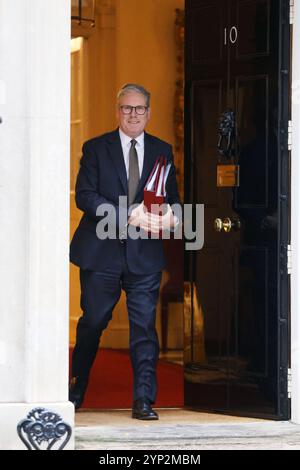 Londres, Royaume-Uni. 27 novembre 2024. LONDRES, ROYAUME-UNI - le 27 NOVEMBRE 2024 : le premier ministre britannique Sir Keir Starmer quitte le 10 Downing Street pour la Chambre des communes pour assister aux questions du premier ministre (PMQ) à Londres, Royaume-Uni, le 27 novembre 2024.Cap/GED © GED/Capital Pictures Credit : Capital Pictures/Alamy Live News Banque D'Images