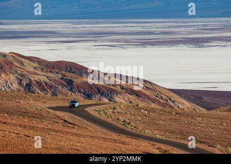 Voiture conduisant le long de la route dans la vallée de la mort, Californie, États-Unis d'Amérique, Amérique du Nord Banque D'Images