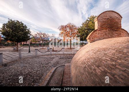 Mirador San Nicolas avec feuillage orange d'automne devant l'Alhambra, Grenade, Andalousie, Espagne, Europe Banque D'Images