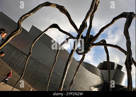 Sculpture Maman de l'artiste franco-américaine Louise Bourgeois, 1911-2010, à côté du musée Guggenheim conçu par l'architecte Frank Gehry, Bilbao, pro Banque D'Images