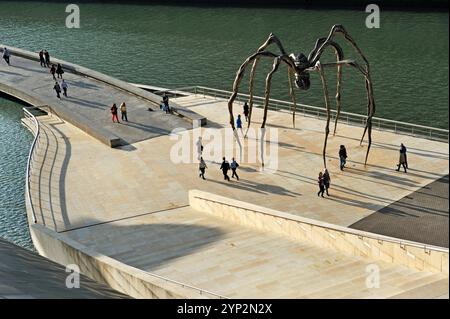 Sculpture Maman de l'artiste franco-américaine Louise Bourgeois, 1911-2010, à côté du musée Guggenheim conçu par l'architecte Frank Gehry, Bilbao, pro Banque D'Images