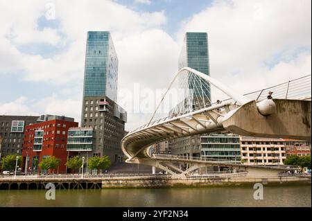 Le Zubizuri, passerelle en arc noué sur la rivière Nervion, conçu par l'architecte Santiago Calatrava, avec les tours jumelles Isozaki Atea conçues par J. Banque D'Images