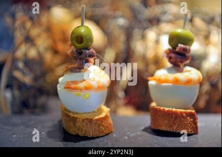 Pintxos servis au Bokado Bar juste à côté du Musée San Telmo, Saint-Sébastien, golfe de Gascogne, province de Gipuzkoa, pays Basque, Espagne, Europe Banque D'Images