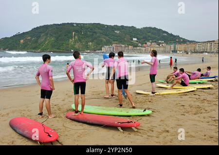 Cours de surf sur la plage de Zurriola, district de gros, Saint-Sébastien, golfe de Gascogne, province de Gipuzkoa, pays Basque, Espagne, Europe Banque D'Images