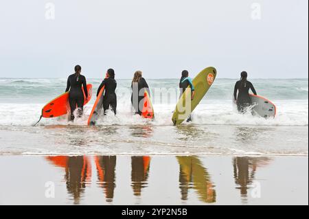 Cours de surf sur la plage de Zurriola, district de gros, Saint-Sébastien, golfe de Gascogne, province de Gipuzkoa, pays Basque, Espagne, Europe Banque D'Images