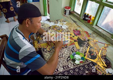 Atelier de marionnettes pour le jeu d'ombres (wayang kulit), Bima Art Shadow Puppet Maker, district de Sondakan, Solo (Surakarta), île de Java, Indonésie, Southea Banque D'Images