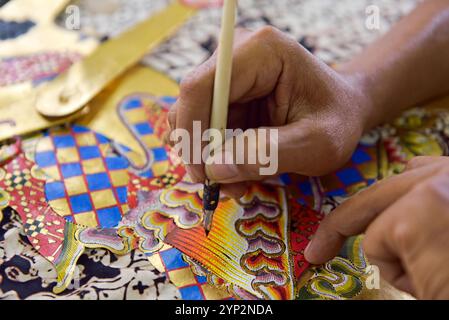 Atelier de marionnettes pour le jeu d'ombres (wayang kulit), Bima Art Shadow Puppet Maker, district de Sondakan, Solo (Surakarta), île de Java, Indonésie Banque D'Images