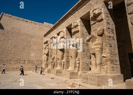 Temple de Ramsès III, Medinat Habu, site du patrimoine mondial de l'UNESCO, Thèbes, Louxor, Egypte, Afrique du Nord, Afrique Banque D'Images
