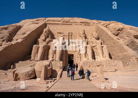 Statues colossales du roi Ramsès II, Abu Simbel, site du patrimoine mondial de l'UNESCO, Egypte, Afrique du Nord, Afrique Banque D'Images