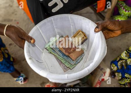 Microfinance et groupe d'épargne dans l'église notre-Dame de l'Immaculée conception, Tohoue, Bénin, Afrique de l'Ouest, Afrique Banque D'Images