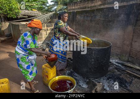 Villageois fabriquant de l'huile de palme à Dokoue, Bénin, Afrique de l'Ouest, Afrique Banque D'Images