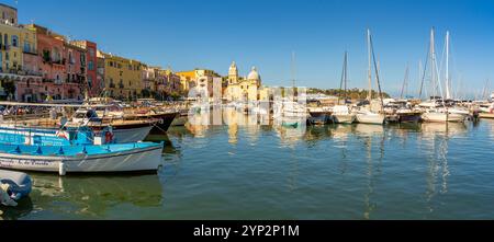 Vue de l'église de Santa Maria della Pieta dans le port de pêche Marina Grande avec des bateaux, Procida, îles Phlegraean, Golfe de Naples, Campanie, Souther Banque D'Images