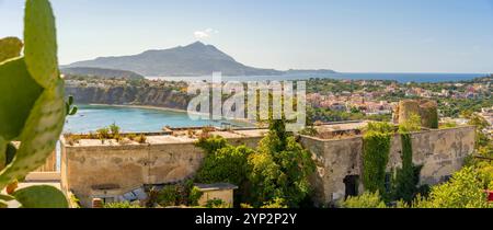 Vue sur le vieux fort, Terra Murata, Procida, les îles Phlegraean, le golfe de Naples, Campanie, Italie du Sud, Italie, Europe Banque D'Images