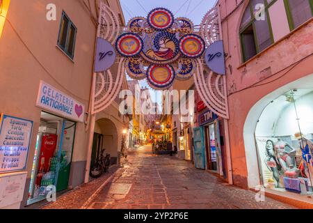 Vue des magasins sur la via Vittorio Emanuele dans le port de pêche au crépuscule, Procida, îles Phlegraean, Golfe de Naples, Campanie, Italie du Sud, Italie, Euro Banque D'Images