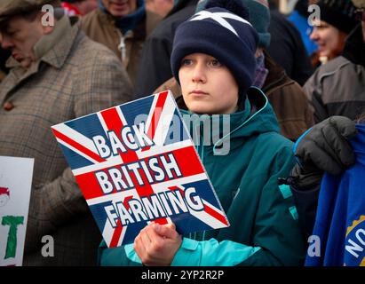 Édimbourg, Écosse, Écosse, Royaume-Uni. ROYAUME-UNI. 28 novembre 2024. Les agriculteurs écossais organisent un rassemblement devant le Parlement écossais aujourd’hui pour demander au budget écossais la semaine prochaine de fournir un financement accru et cloisonné aux agriculteurs et aux cultivateurs écossais. Ils ont également protesté contre la décision prise par le gouvernement britannique de mettre fin au filet de sécurité d'un budget cloisonné pour l'agriculture écossaise, après plus de cinq décennies. Organisé par la NFU Écosse, sous le slogan #FoodNeedsAFarmer, le rassemblement fait suite à un précédent rassemblement d’agriculteurs à Londres qui avaient protesté contre la nouvelle taxe de succession pla Banque D'Images