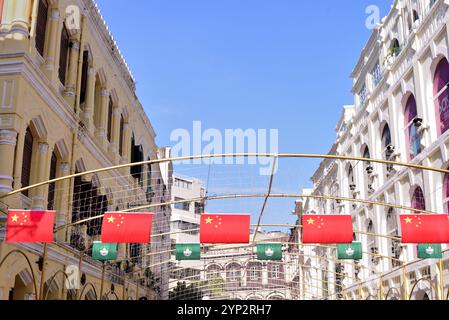 Drapeaux nationaux de Chine et drapeaux régionaux de Macao exposés pour célébrer le 25e anniversaire de la création de la région administrative spéciale. Banque D'Images