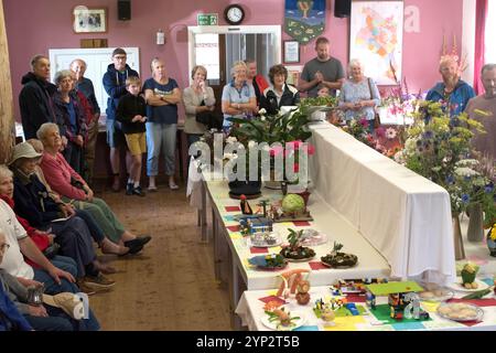 Spectacle de produits et de fleurs du village, un événement communautaire annuel dans la salle du village où les expositions sont jugées. Brompton Ralph, Somerset. Parc national Exmoor. Les populations locales se rassemblent pour la remise de prix. 10 août 2019 2010s UK HOMER SYKES Banque D'Images