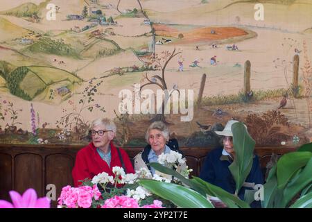 Spectacle de fleurs de village des années 2010 UK. Femmes âgées à un événement communautaire Brompton Ralph, Somerset 2019. Murale sur le mur de la salle de village est de leur communauté dans le West Country Angleterre HOMER SYKES Banque D'Images