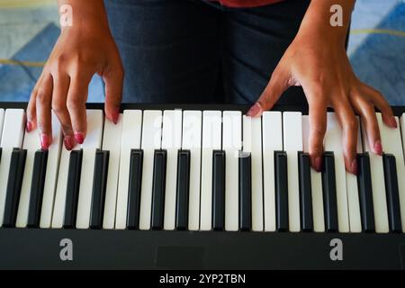 Femme jouant Digital Synthesizer Indoor. Gros plan moyen Banque D'Images