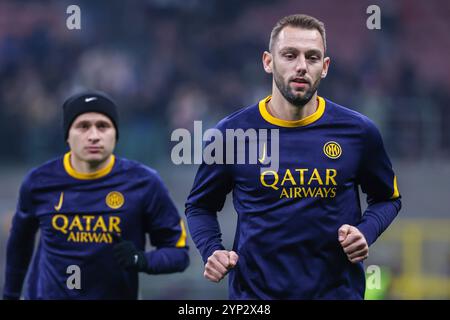 Milan, Italien. 26 novembre 2024. Stefan de Vrij du FC Internazionale regarde le match de football UEFA Champions League 2024/25 phase - Matchday5 entre le FC Internazionale et le RB Leipzig au San Siro Stadium crédit : dpa/Alamy Live News Banque D'Images