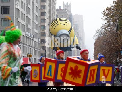 New York, États-Unis. 28 novembre 2024. Le ballon Stuart the Minion est vu lors du 98th Macy's Thanksgiving Day Parade à New York le jeudi 28 novembre 2024. Photo de John Angelillo/UPI crédit : UPI/Alamy Live News Banque D'Images