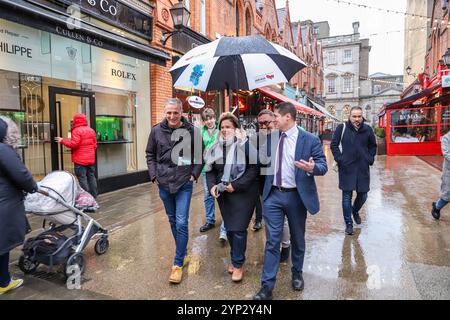 Mary Lou McDonald, leader du Sinn Fein (au milieu), avec Chris Andews (à gauche) et Matt Carthy (à droite), en duirtant une visite à George’s Street Arcade pour canaliser et rencontrer les électeurs. Photo : Liam Murphy / Alamy Banque D'Images