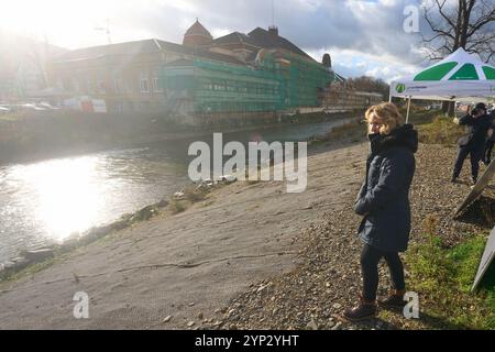 Bad Neuenahr Ahrweiler, Allemagne. 28 novembre 2024. Le ministre fédéral de l'environnement Steffi Lemke se tient devant l'hôtel Steigenberger, en grande partie rénové, lors d'une excursion dans le cadre de la Conférence des ministres de l'environnement sur la rivière Ahr. Crédit : Thomas Frey/dpa/Alamy Live News Banque D'Images