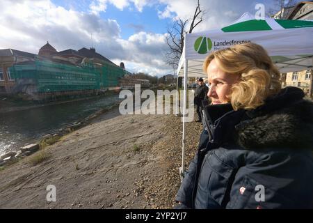 Bad Neuenahr Ahrweiler, Allemagne. 28 novembre 2024. Le ministre fédéral de l'environnement Steffi Lemke se tient devant l'hôtel Steigenberger, en grande partie rénové, lors d'une excursion dans le cadre de la Conférence des ministres de l'environnement sur la rivière Ahr. Crédit : Thomas Frey/dpa/Alamy Live News Banque D'Images