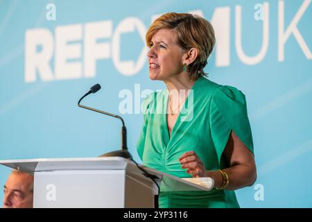 Londres, Royaume-Uni. 28 novembre 2024. Nigel Farage, député, annonce que l'ancien ministre conservateur Andrea Jenkyns (photo) a rejoint Reform UK et se présentera comme candidat du parti à la mairie du Lincolnshire. Elle a perdu son siège aux dernières élections générales, et Nigel Farage a déclaré qu'elle «venait d'être» la 100 000e députée réformiste. Crédit : Guy Bell/Alamy Live News Banque D'Images