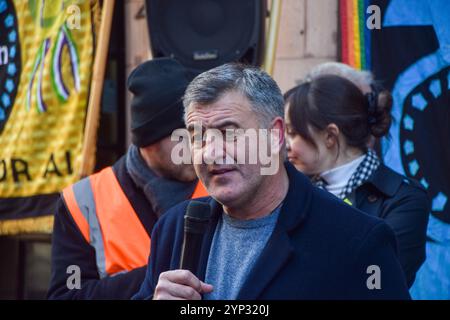 Londres, Royaume-Uni. 28 novembre 2024. Ian Byrne, député de Liverpool West Derby, se joint aux professeurs de sixième année pour une manifestation devant le ministère de l'éducation alors qu'ils font grève pour payer. Crédit : Vuk Valcic/Alamy Live News Banque D'Images