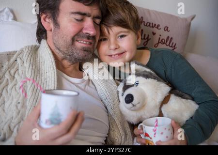 23 novembre 2024 : image symbolique pour les rituels familiaux amoureux : père et fils partagent un moment de calme avec du chocolat chaud et un peluche - un rappel de l'importance des petites habitudes pour les enfants. *** Symbolbild für liebevolle ritale in der Familie : Vater und Sohn teilen einen ruhigen moment mit heißem kakao und Kuscheltier eine Erinnerung daran, wie wichtig kleine Gewohnheiten für Kinder sind. Banque D'Images