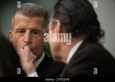 Berlin, Allemagne. 28 novembre 2024. Benjamin von Stuckrad-barre (à g.), auteur, et Martin Suter, auteur, prennent la parole dans la salle de rédaction de Deutsche presse-Agentur. Crédit : Sebastian Gollnow/dpa/Alamy Live News Banque D'Images